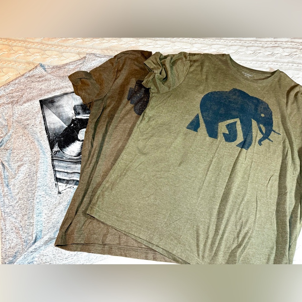 Lot of 3 Banana Republic Graphic T-Shirts / Grey / Brown / Green Size XL - Picture 2 of 16